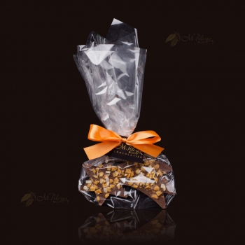 Gwiazda betlejemska z białej czekolady z orzechami, truskawkami i chrupiącymi kuleczkami czekoladowymi