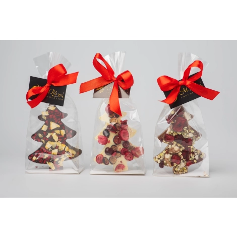 Choinka z mlecznej czekolady z wiśnią, migdałem i kruszoną pistacją