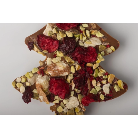 Choinka z mlecznej czekolady z wiśnią, migdałem i kruszoną pistacją