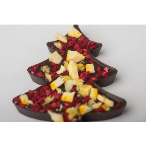 Choinka z gorzkiej czekolady z malinami i skórką pomarańczową