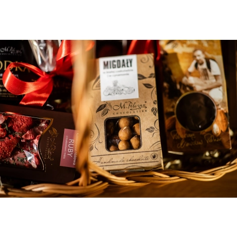 Świąteczny kosz wiklinowy z zestawem czekolad