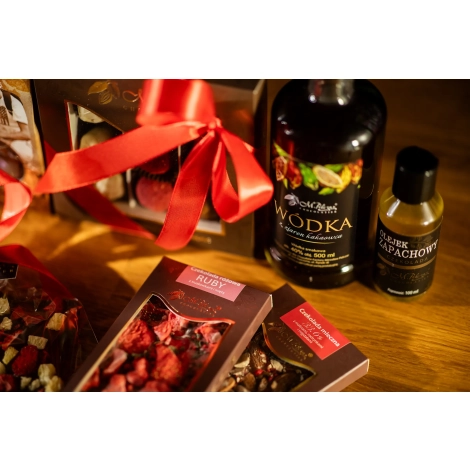 Świąteczny kosz wiklinowy z zestawem czekolad