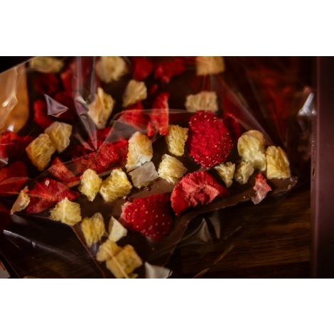 Świąteczny kosz wiklinowy z zestawem czekolad