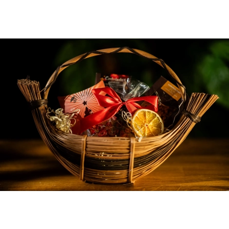 Piękny świąteczny kosz upominkowy